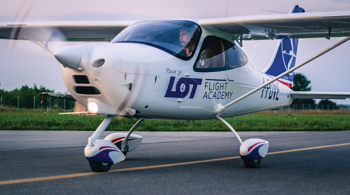 P2008 JC LOT Flight Academy Poland taxing