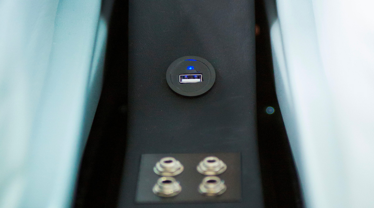 P2006T interior details